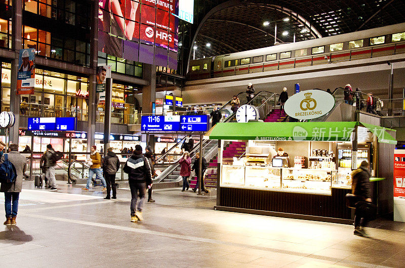 购物者和通勤者附近的椒盐卷饼小卖部(Brezel König)在柏林中央火车站(主要火车站)，德国。